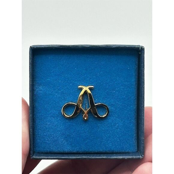 Avon Vintage Gold Tone Brooch Pin with Original Box Elegant Classic - Picture 1 of 3